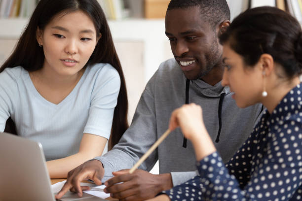 studenti multietnici seduti in classe utilizzando app didattiche informatiche - african descent american culture exercising women foto e immagini stock