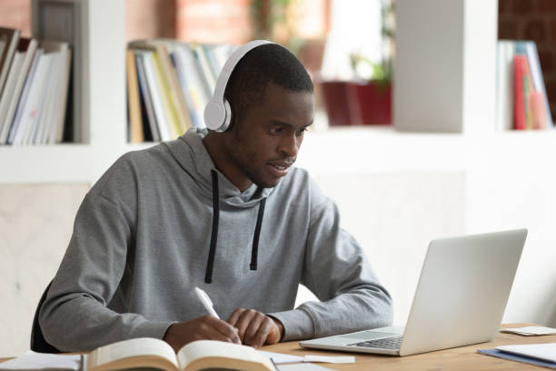 아프리카 사람 e-학습 앉아 에 책상 에 공공 도서관 - online degree 뉴스 사진 이미지