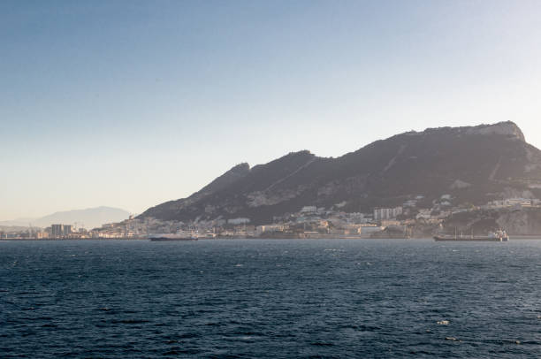 gibilterra dalla baia - rock of gibraltar foto e immagini stock