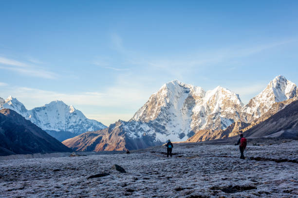 dwie osoby idące w dół góry kala pattar, himalaje, nepal - kala pattar zdjęcia i obrazy z banku zdjęć