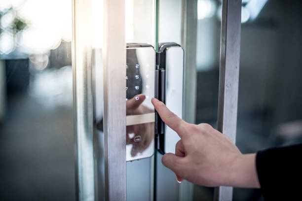 presionando hacia abajo en la máquina de control de acceso electrónico - accesibilidad fotografías e imágenes de stock