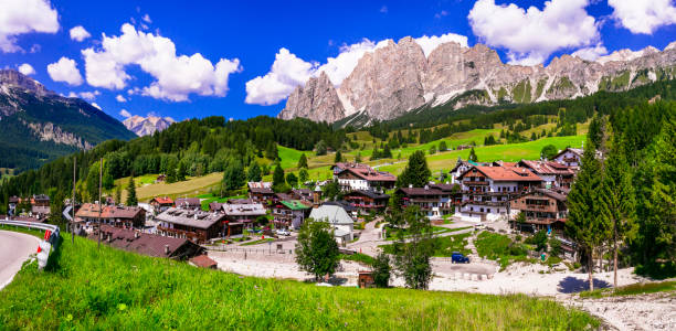 zapierające dech w piersiach alpejskie krajobrazy, dolomity. piękna wioska cortina d'ampezzo, słynny ośrodek narciarski w północnych włoszech - veneto cortina dampezzo hotel mountain zdjęcia i obrazy z banku zdjęć