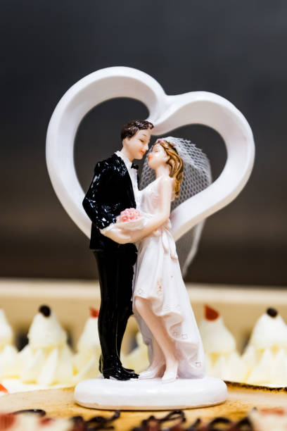 istock Wedding cake bride and groom miniatures dolls ornament 1187672060