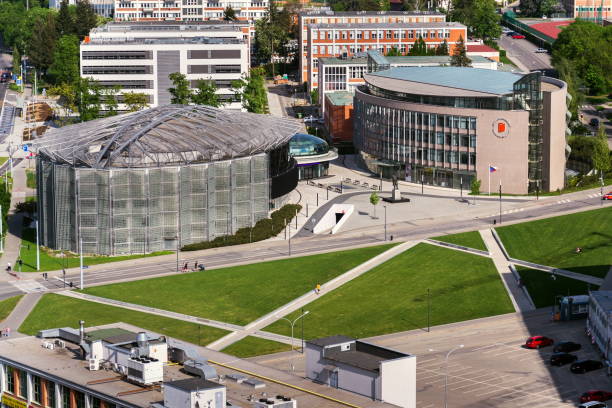 tomas bata universitätszentrum mit multimedia-bibliothek und rektorenbüro von eva jiricna architektin auf dem t. g. masaryk platz in zlin, tschechische republik - zlin stock-fotos und bilder