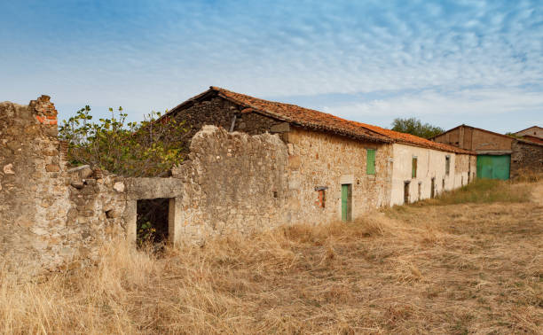 istock Ruined houses 1187682628
