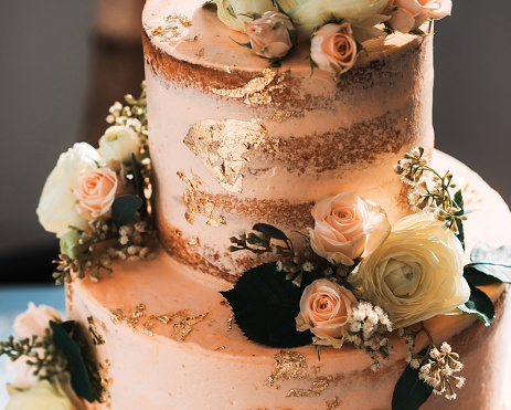 Pastel rosa de boda con flores comestibles photo