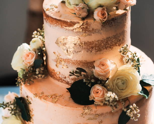 bolo rosa de casamento com flores comestíveis - cake server - fotografias e filmes do acervo