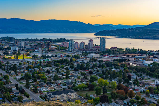 kelowna british columbia e lago okanagan da montanha knox ao pôr do sol - kelowna okanagan scenics okanagan valley - fotografias e filmes do acervo