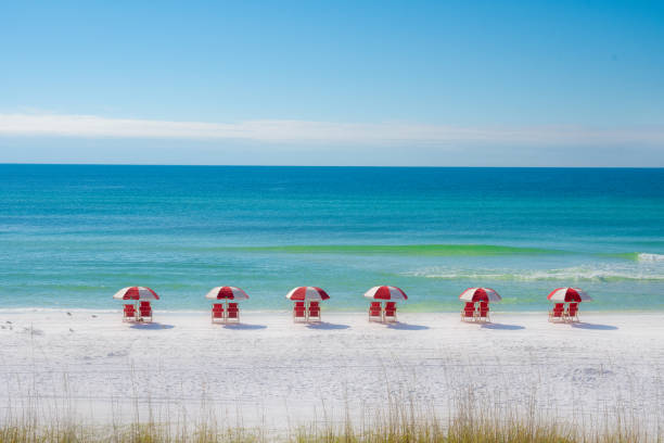 bunte reihe von roten stühlen am strand - sea summer umbrella beach stock-fotos und bilder