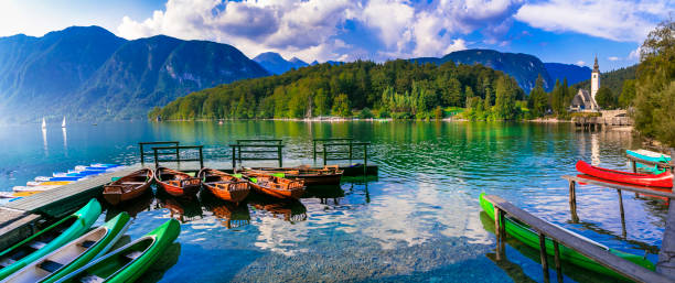 paesaggio idilliaco della natura - bellissimo lago magico bohinj in slovenia, parco nazionale triglav - lake bohinj foto e immagini stock