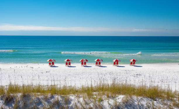 ビーチの赤い椅子のカラフルな列 - pensacola ストックフォトと画像