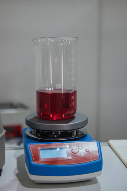 zlewka z roztworem chemicznym na wagach laboratoryjnych - beaker laboratory weight scale physics zdjęcia i obrazy z banku zdjęć