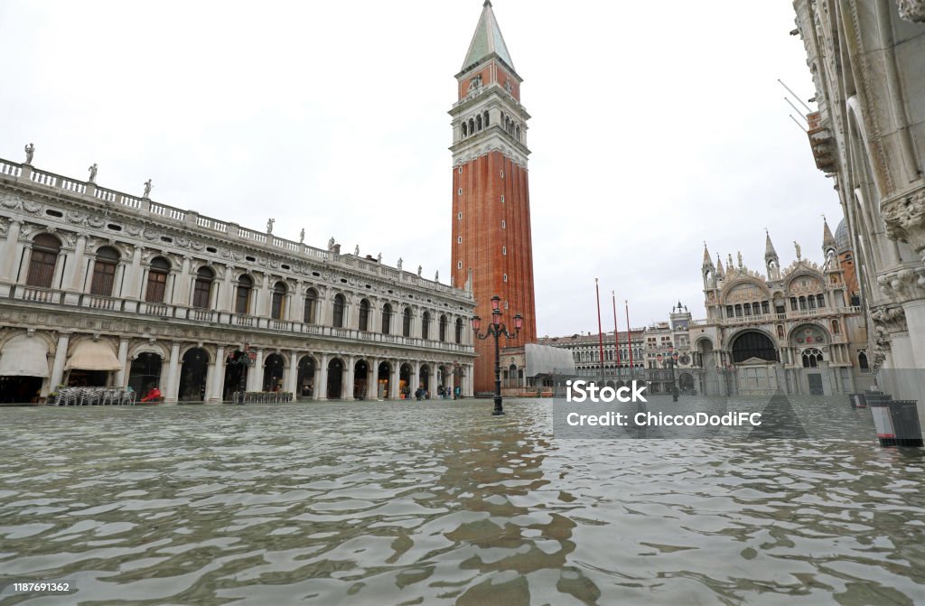 Ampia vista di Venezia in Italia durante l'alta marea - Foto stock royalty-free di Venezia