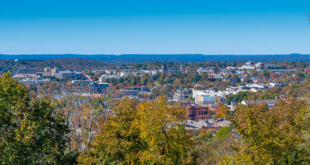 fayetteville arkansas im herbst - arkansas stock-fotos und bilder