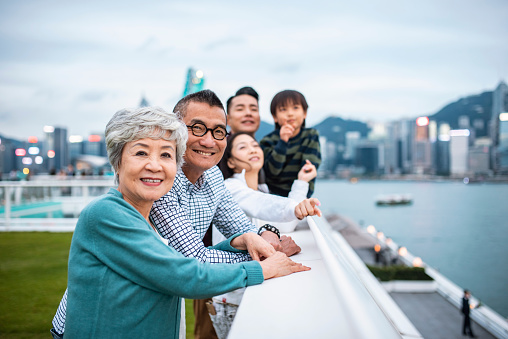 Китайские Пожилые Люди И Семья Наслаждаясь Гонконг Просмотров — стоковые  фотографии и другие картинки Семья - iStock