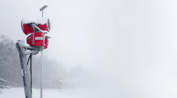 눈 대포와 눈 만들기. 게스트하우스, 리조트 또는 스포츠 대회에 배너에 대한 흰색 겨울 눈 배경 영감 - ski slope mist snowgun electric fan 뉴스 사진 이미지