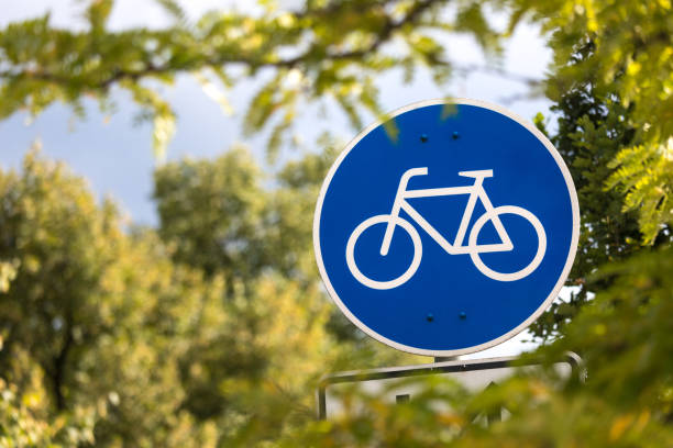 percorso ciclabile nel cartello della città - fahrad foto e immagini stock