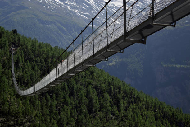 el puente colgante charles kuonen en randa, suiza - puente peatonal fotografías e imágenes de stock