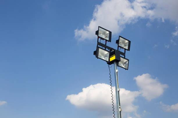 lâmpada de rua led moderna no poste de metal. iluminação halogen e led - floodlight blue sky day - fotografias e filmes do acervo