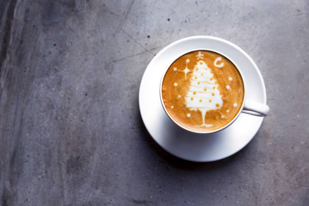 välsmakande cappuccino med julgran latte konst på grå betong bakgrund. - julfika bildbanksfoton och bilder