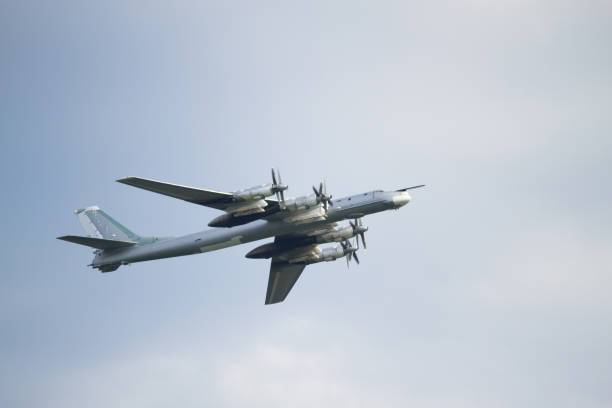 millitary airplane in the blue sky - veteran world war ii armed forces military imagens e fotografias de stock