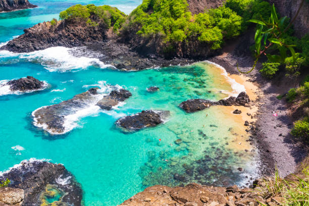 Stunning view of Baia dos Porcos in Fernando de Noronha, Brazil Baia dos Porcos is a popular spot for snorkeling because of its well preserved coral reefs two brothers mountain stock pictures, royalty-free photos & images