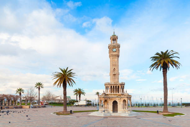 vista di konak square con palme e vecchia torre dell'orologio - izmir turkey konak clock tower foto e immagini stock