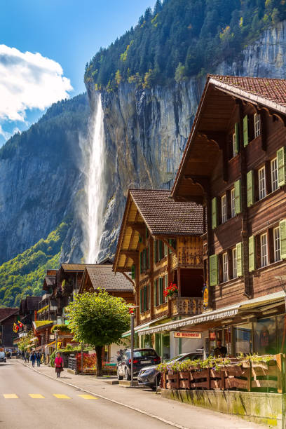 lauterbrunnen, улица швейцарии и водопад - staubbach falls стоковые фото и изображения