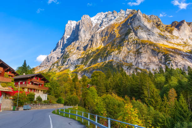 grindelwald, rua de switzerland e vista das montanhas - hill grindelwald village landscape - fotografias e filmes do acervo