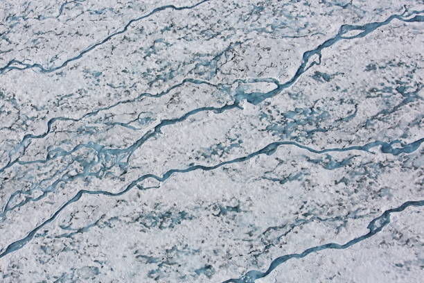glacier arctique - vue aérienne - crevasse photos et images de collection