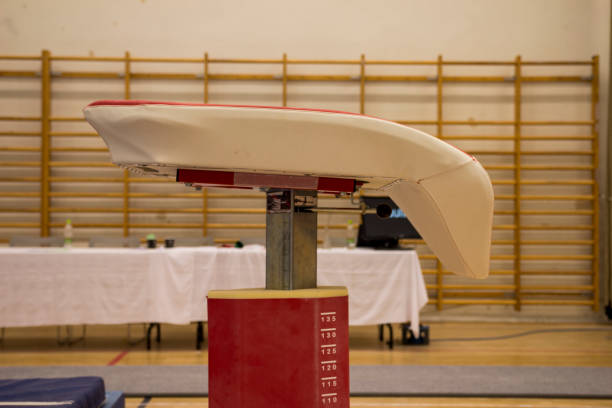 équipement de gymnastique dans un centre de gymnastique - uneven parallel bars photos et images de collection