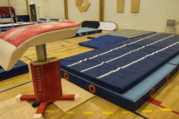 équipement de gymnastique dans un centre de gymnastique - uneven parallel bars photos et images de collection