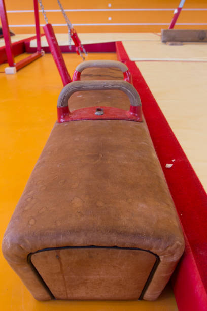 équipement de gymnastique dans un centre de gymnastique - uneven parallel bars photos et images de collection