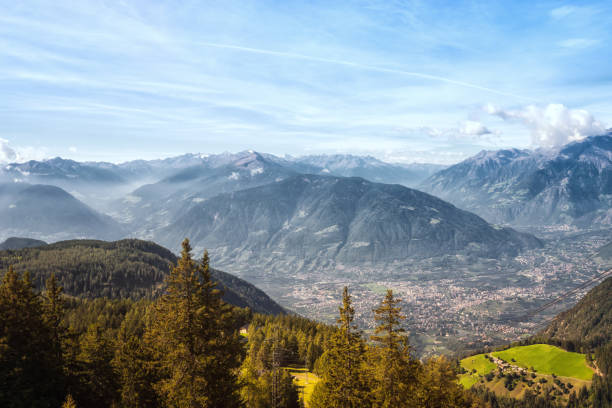 イタリアの南チロルの風景の中でメラーノの街 - clear sky village landscape landscaped ストックフォトと画像