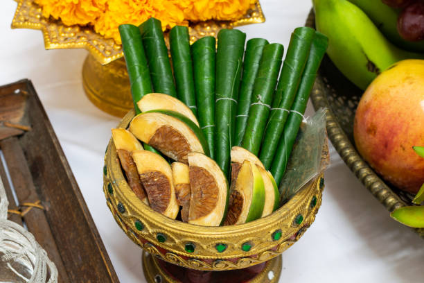 The offering betel leaves and betel nuts The offering betel leaves and betel nuts prepared to worship oracular stock pictures, royalty-free photos & images