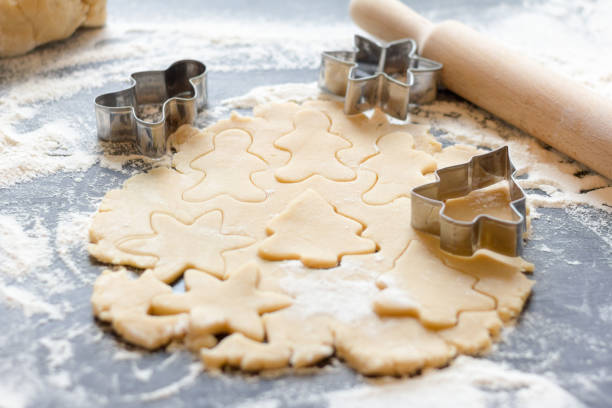 изготовление домашнего рождественского печенья. тесто и форма на темном фоне - shortbread стоковые фото и изображения