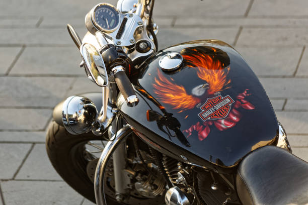 harley davidson motocicleta parked - harley davidson engine motorcycle style fotografías e imágenes de stock