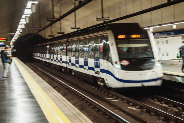 動いている地下鉄 - commuter business station agility ストックフォトと画像