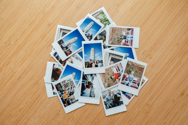 instant camera urlaubsbilder - flat lay fotos stock-fotos und bilder