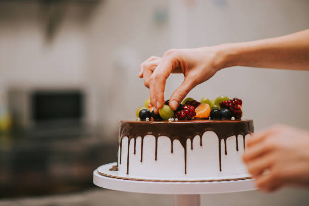 decorazione professionale della torta, primo tempo, spazio di copia. - cake decorations foto e immagini stock