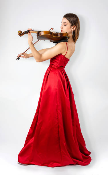 young woman playing violin standing with eyes closed - violin women violinist music imagens e fotografias de stock