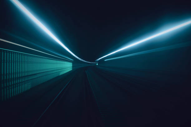 rutas de luz de movimiento de velocidad del túnel - dirección fotos fotografías e imágenes de stock