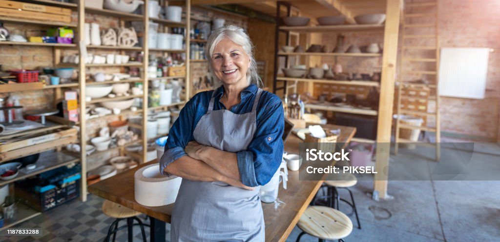 Porträt einer älteren Keramikkünstlerin in ihrem Atelier - Lizenzfrei Alter Erwachsener Stock-Foto