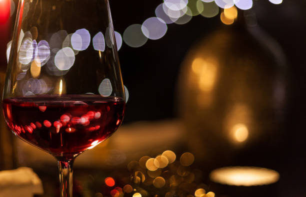 kerstdiner met romantisch kaarslicht en kerstversiering - wine christmas stockfoto's en -beelden