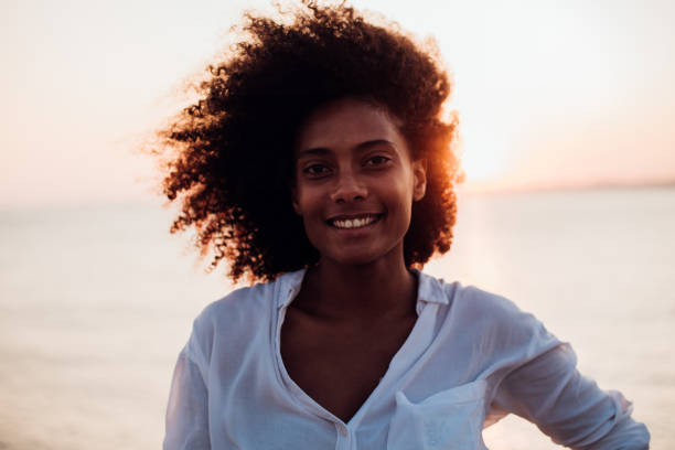 verticale d'une belle fille afro - turkey black sea coast photos et images de collection