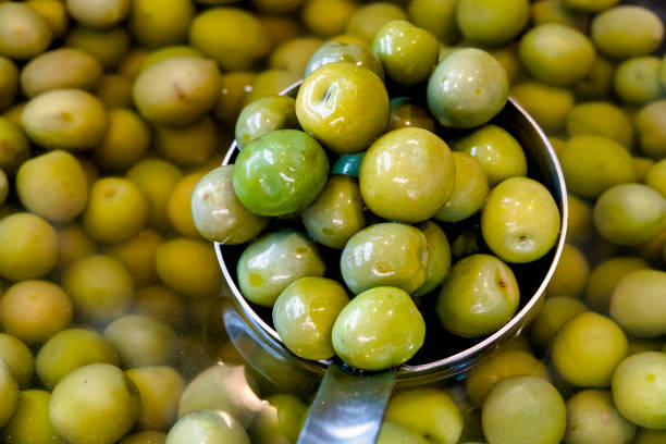 aceitunas verdes dulces castelvetrano - trapani close up sicily italy fotografías e imágenes de stock