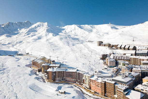 вид с воздуха на горнолыжный курорт грандвалира в па-де-ла-каса - ski resort winter ski slope ski lift стоковые фото и изображения