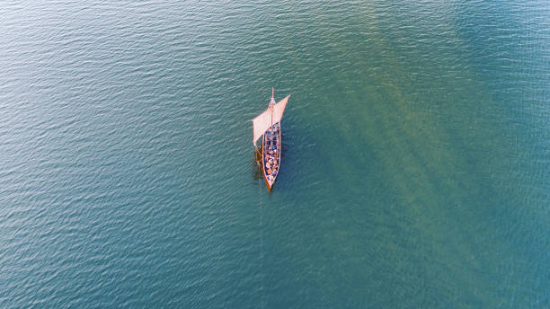 barco vikingo en el mar - roskilde fotografías e imágenes de stock