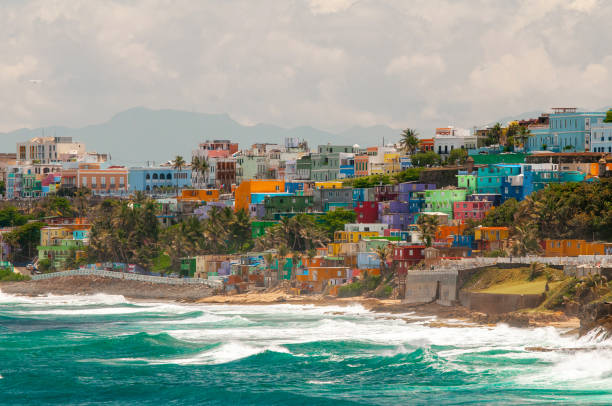 プエルトリコの海を見渡す丘の上に積み重ねられたカラフルな家 - town village hill panoramic ストックフォトと画像