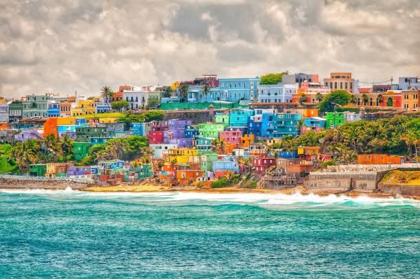 プエルトリコの海を見渡す丘の上に積み重ねられたカラフルな家 - town village hill panoramic ストックフォトと画像